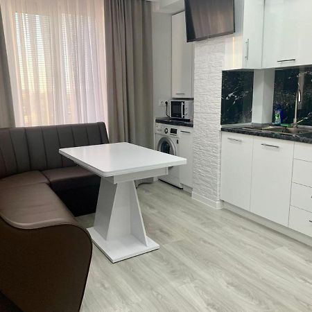 Apartament On Lev Tolstoi 43B! Apartment คีชีเนา ภายนอก รูปภาพ