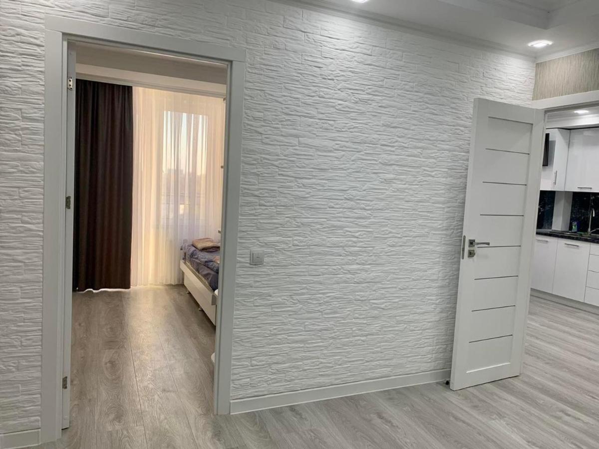 Apartament On Lev Tolstoi 43B! Apartment คีชีเนา ภายนอก รูปภาพ